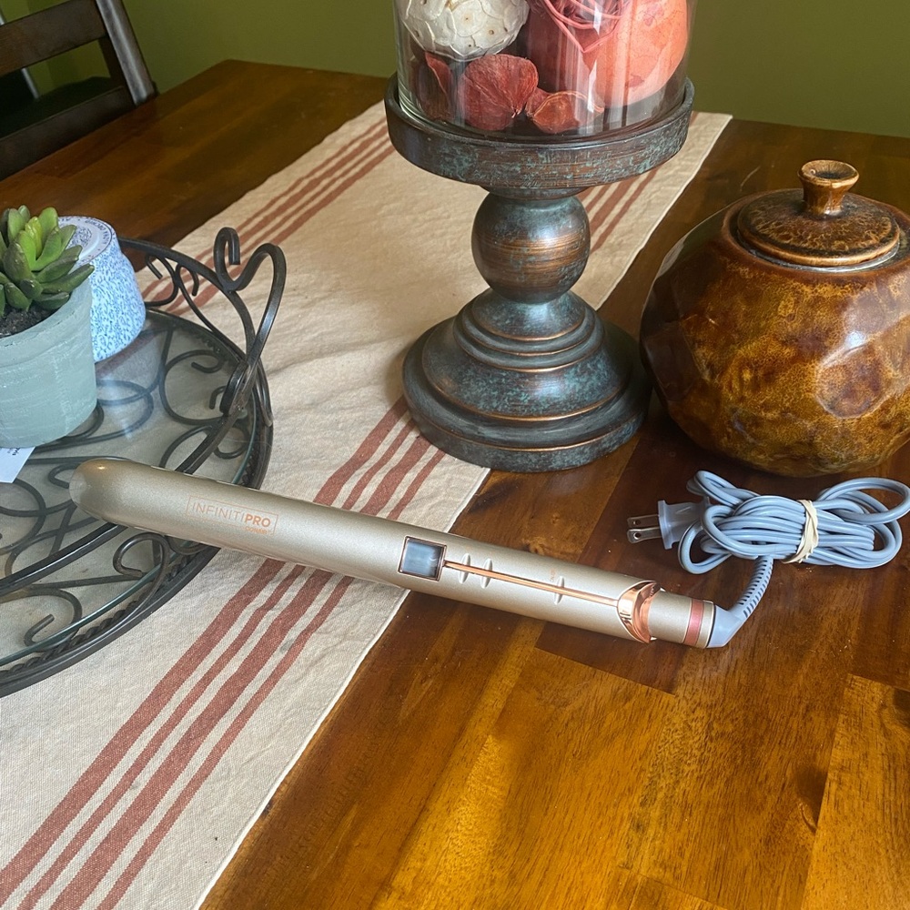 EUC Infinitipro By Conair Frizz Free Titanium Ceramic Flatiron 1- inch